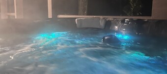 1/2 mile to EVL, Lake, HOT TUB, Pets welcome