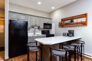 電子レンジ、食器洗い機、コーヒー / ティーメーカー、調理器具と食器