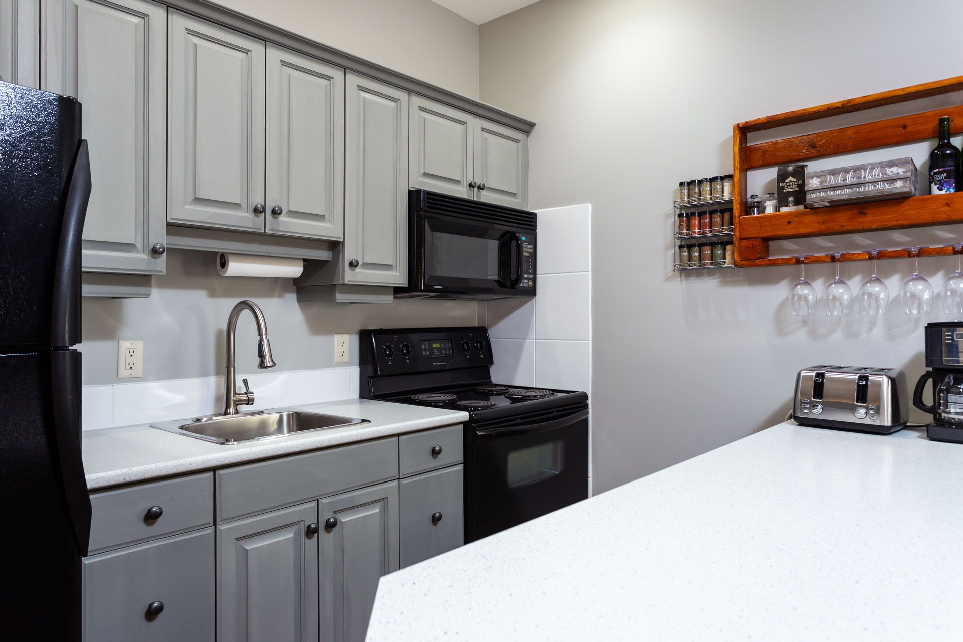 Microwave, dishwasher, coffee/tea maker, cookware/dishes/utensils