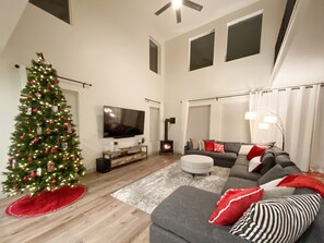 Smart TV, caminetto, videogiochi, tavolo da calcetto