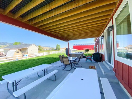 The Red Farmhouse- Hot tub and Swings! Sleeps 37