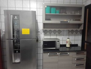 Geladeira, micro-ondas, cooktop, liquidificador