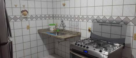 Réfrigérateur, four à micro-ondes, surface de cuisson, mélangeur