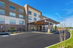 A modern building with a stone facade, large windows, and a covered entrance area. - Holiday Inn Express & Suites Abingdon by IHG (Abingdon)