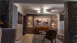 Un salon confortable avec un canapé, une table basse et des étagères à livres.