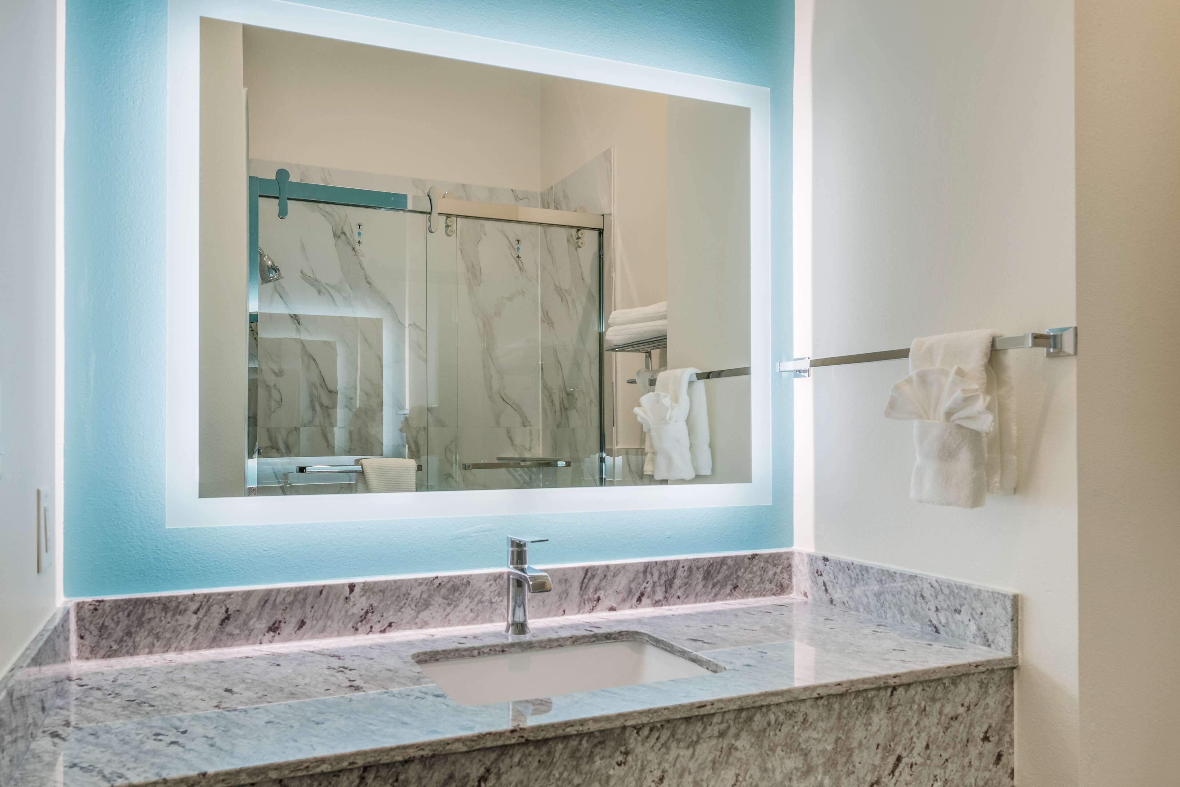 Een hydromassagedouche, gratis toiletartikelen, een haardroger