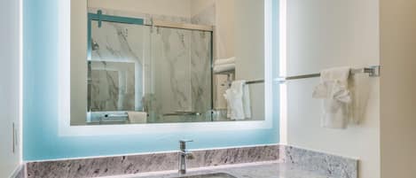 Hydromassage showerhead, free toiletries, hair dryer, towels
