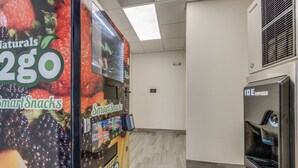 Ein Automatenbereich mit einem 2GO SmartSnacks Automaten und einem ICE-Getränkespender.