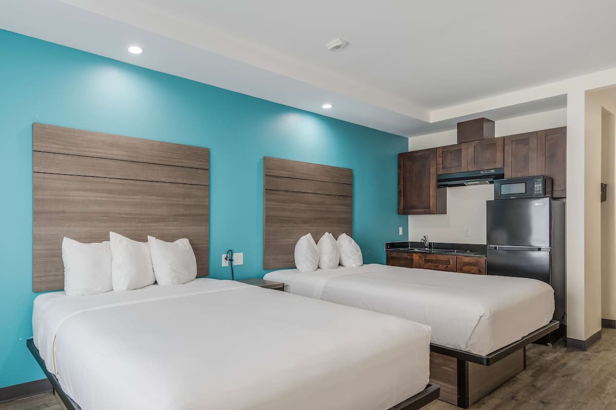 Chambre, 2 grands lits, non-fumeurs, coin cuisine | Cuisine privée | Réfrigérateur, micro-ondes, plaque de cuisson