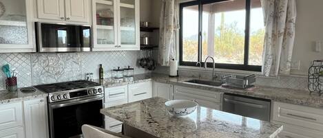 Frigorifero, microonde, forno, piano cottura