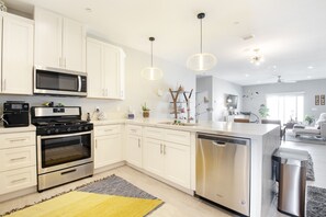 Fridge, microwave, oven, stovetop - High Desert Home 15 Minutes from North Palm Springs (Desert Hot Springs)