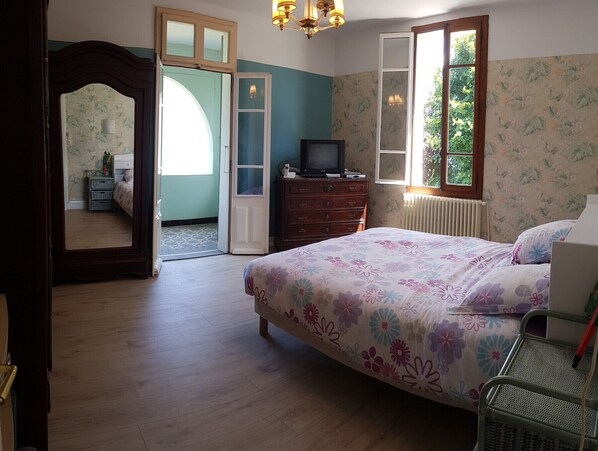 6 bedrooms, iron/ironing board, free WiFi, bed sheets