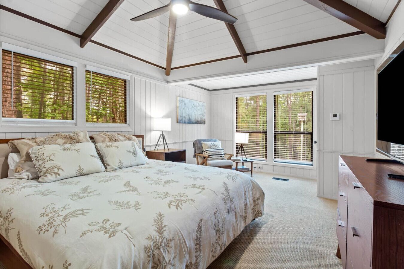 5 bedrooms, WiFi, bed sheets