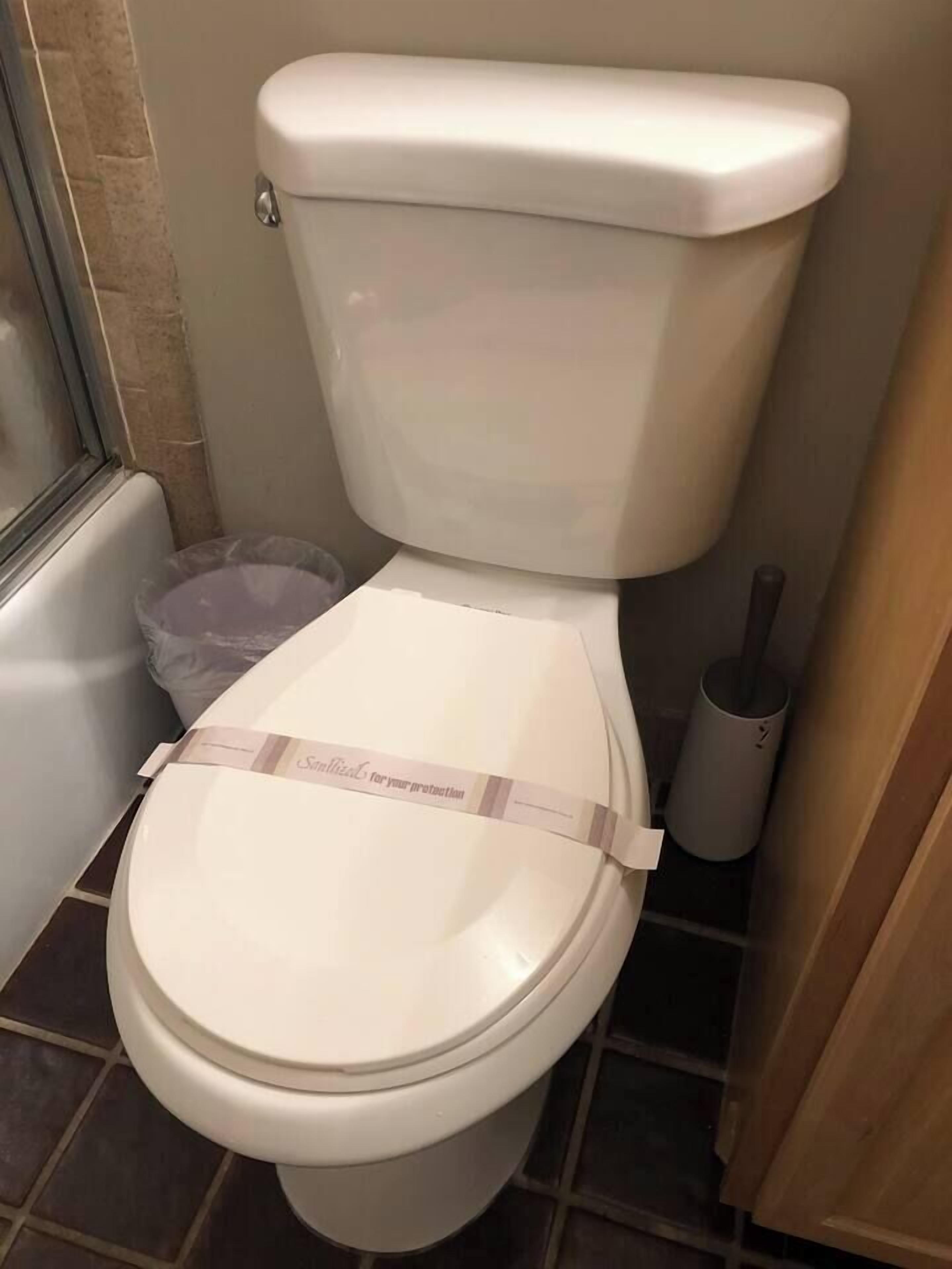 Des toilettes dotées d’un abattant muni d’un couvercle de protection.