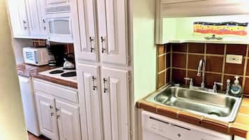 Coffee/tea maker, fridge, microwave, stovetop