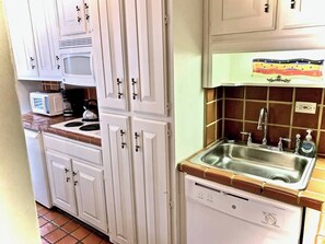 Coffee/tea maker, fridge, microwave, stovetop