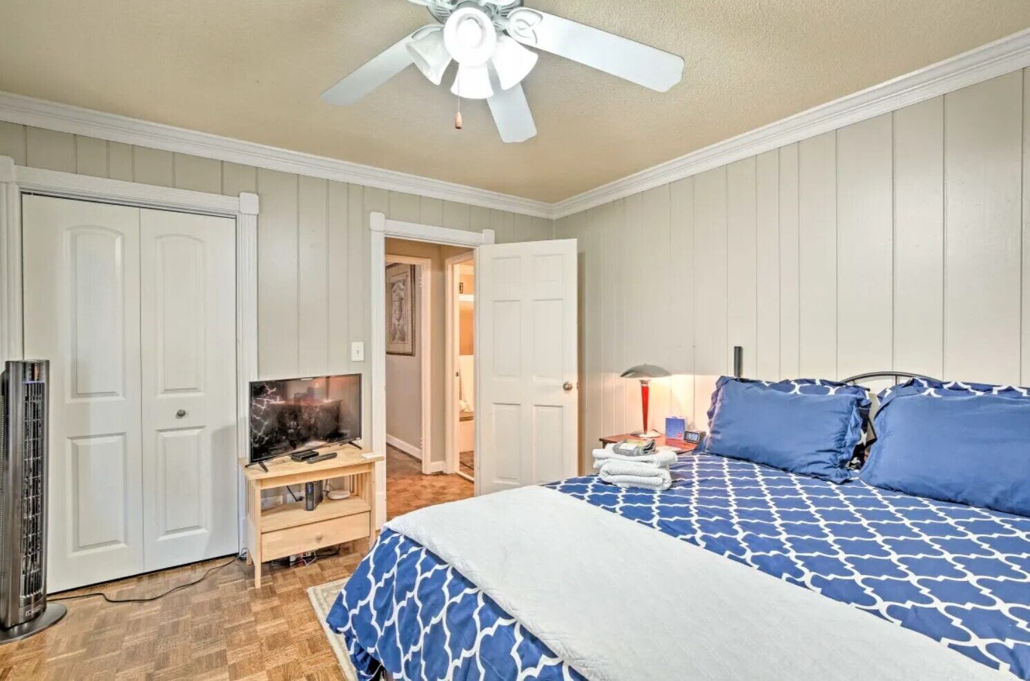 1 habitación, tabla de planchar con plancha, wifi y ropa de cama 