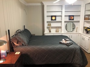Iron/ironing board, travel crib, WiFi, bed sheets - Short Walk to All Downtown Attractions! (Atlanta)