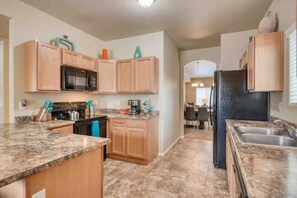 Fridge, microwave, oven, stovetop - Peaceful Colorado Springs Retreat sleeps 16+ (Colorado Springs)