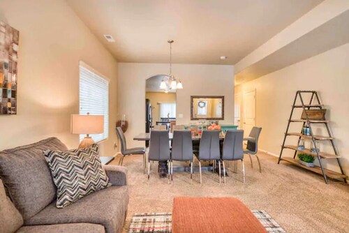 Peaceful Colorado Springs Retreat sleeps 16+