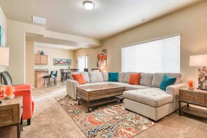 TV - Peaceful Colorado Springs Retreat sleeps 16+ (Colorado Springs)