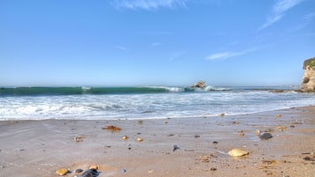 Ligstoelen aan het strand, strandlakens