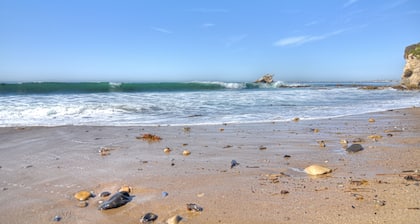 LOVELY DESIGNER COTTAGE - 2 MINUTE WALK TO BEAUTIFUL BEACHES!