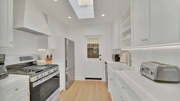 Een koelkast, een magnetron, een oven, een kookplaat