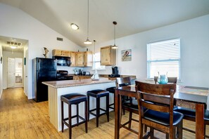 Fridge, microwave, oven, stovetop - Steps to Surfside Beach! Ocean View Deck, Fenced Yard & Fast WiFi (Surfside Beach)