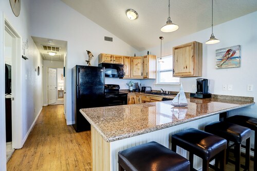 Steps to Surfside Beach! Ocean View Deck, Fenced Yard & Fast WiFi