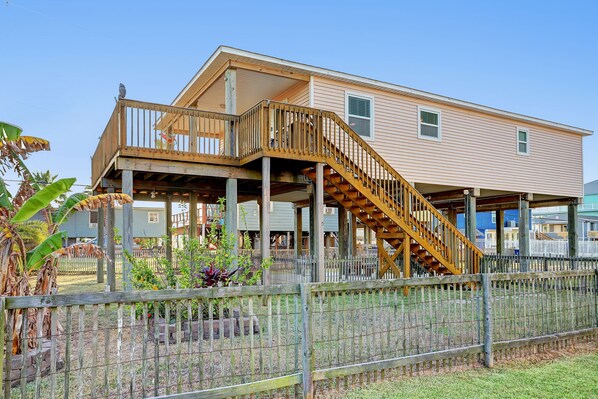 Exterior - Steps to Surfside Beach! Ocean View Deck, Fenced Yard & Fast WiFi (Surfside Beach)