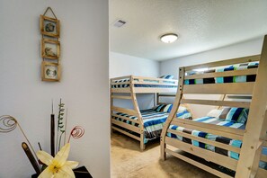 3 soverom, skrivebord, wi-fi (inkludert) og sengetøy