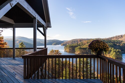 10-min. drive to Cashiers. Scenic lake and mountain range vistas. 