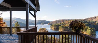 10-min. drive to Cashiers. Scenic lake and mountain range vistas. 