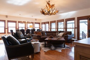 Smart-TV, Kamin, Arbeitsbereiche