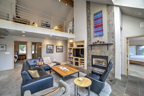 Älytelevisio, takka, kirjoja, stereot