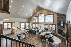 Smart TV, fireplace, DVD player, foosball - Luxury lakeview cabin w/hot tub, pool, sports courts, pickleball, private beach! (Fish Haven)