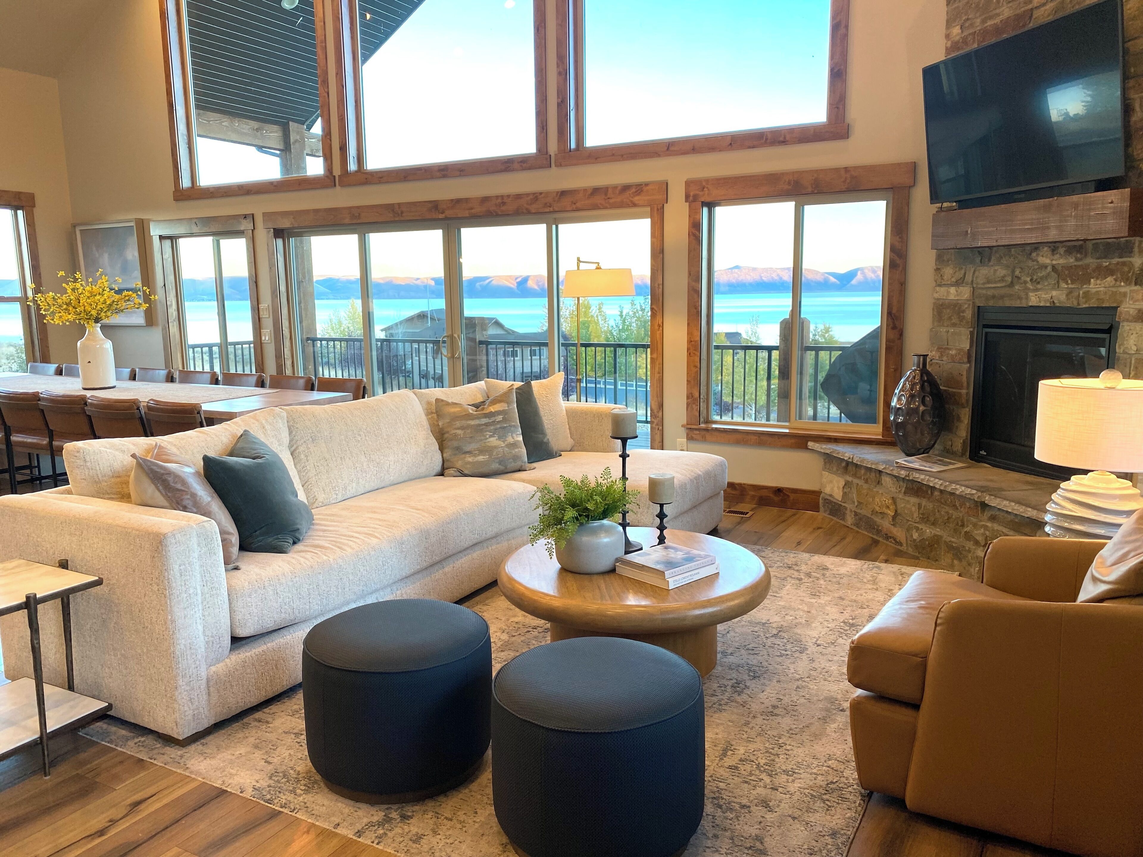 Älytelevisio, takka, DVD-soitin, pöytäjalkapallopöytä