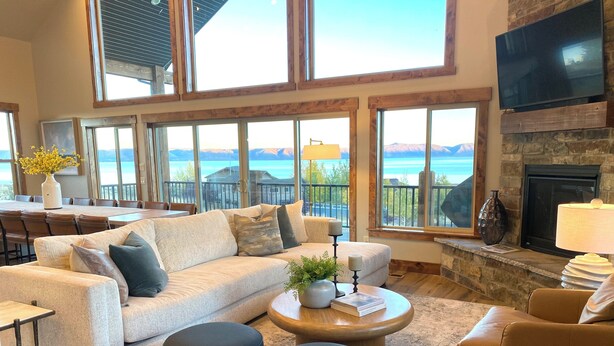 Smart TV, fireplace, DVD player, foosball - Luxury lakeview cabin w/hot tub, pool, sports courts, pickleball, private beach! (Fish Haven)