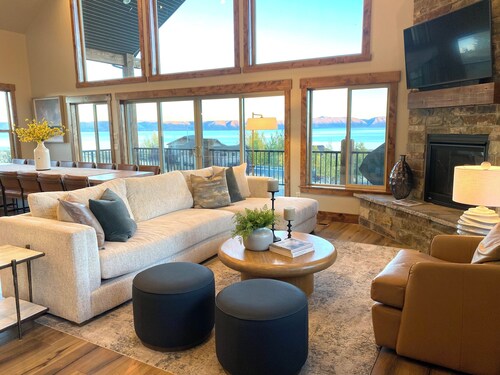 Luxury lakeview cabin w/hot tub, pool, sports courts, pickleball, private beach!