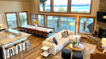 Smart-tv, eldstad, dvd-spelare och bordsfotboll