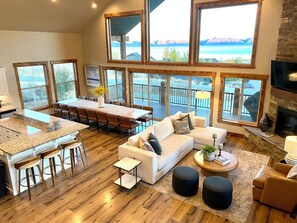 Smart-tv, eldstad, dvd-spelare och bordsfotboll