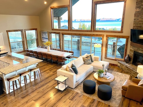Luxury lakeview cabin w/hot tub, pool, sports courts, pickleball, private beach!