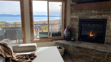 Smart TV, fireplace, DVD player, table football
