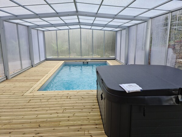 Indoor pool, a heated pool - 15-person gîte with indoor/heated pool and spa (Bournezeau, France)