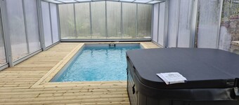 15-person gîte with indoor/heated pool and spa