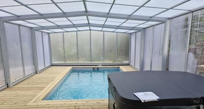 Gßte 15 personnes avec piscine couverte/chauffée et spa