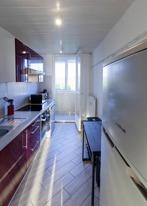 Appartement, 2 chambres | Cuisine privée | Réfrigérateur, four à micro-ondes, un four, surface de cuisson