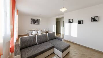 Appartement, 2 chambres | Coin séjour | Télévision à écran plat de 137 cm avec chaînes par câble, télévision