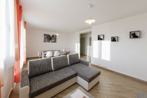 Lejlighed - 2 soveværelser | Opholdsområde | 137-centimeters fladskærms-tv med kabelkanaler, tv
